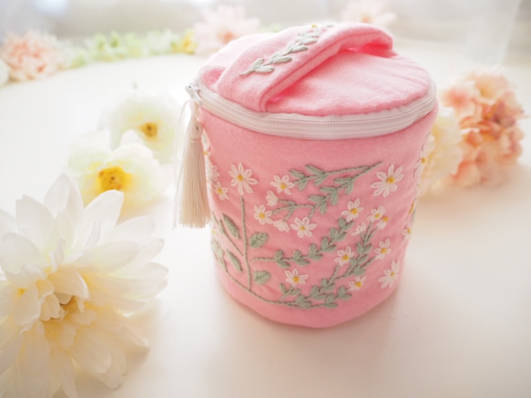【Creema限定】花と果実のウール刺繍 バニティケース〜ペールピンクの花模様〜 1枚目の画像