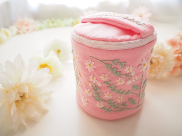 【Creema限定】花と果実のウール刺繍 バニティケース〜ペールピンクの花模様〜 2枚目の画像