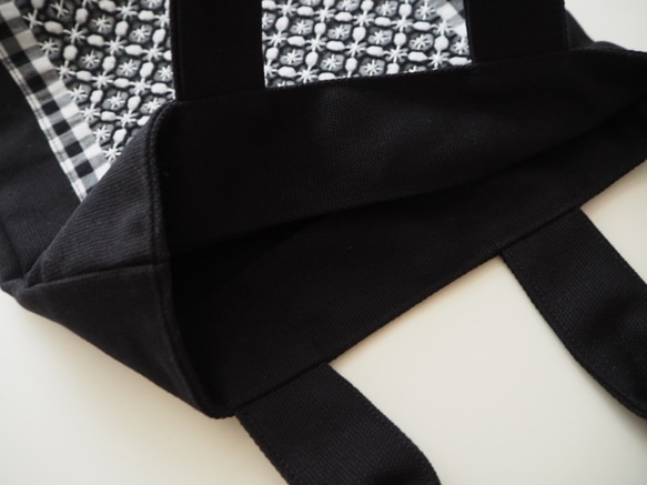スイス刺繍のトートバッグ（ブラック＆ホワイト） 3枚目の画像