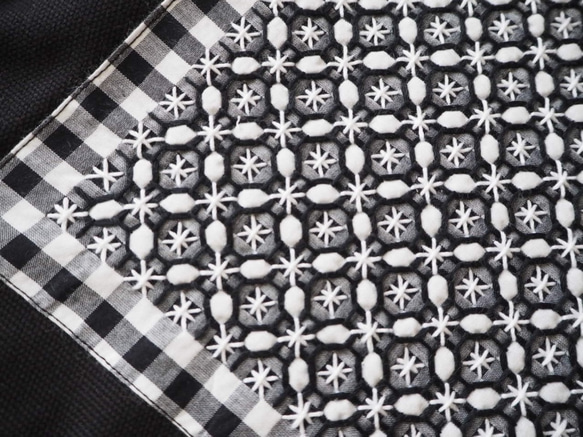 スイス刺繍のトートバッグ（ブラック＆ホワイト） 5枚目の画像