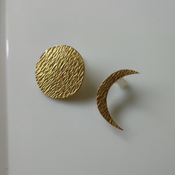 有明月と満月の真鍮ピアス 2枚目の画像