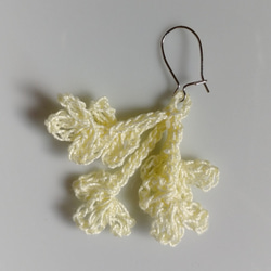 淺黃蕾絲線人手編織/鉤織花花垂墜耳環 第3張的照片