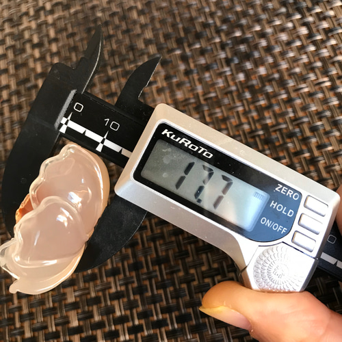 ゴビ石−126 ゴビ瑪瑙花手彫り彫刻置物