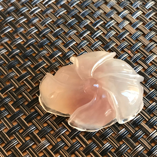 ゴビ石−126 ゴビ瑪瑙　花　手彫り　彫刻　置物 ゴビ石−126 ゴビ瑪瑙花手彫り彫刻置物