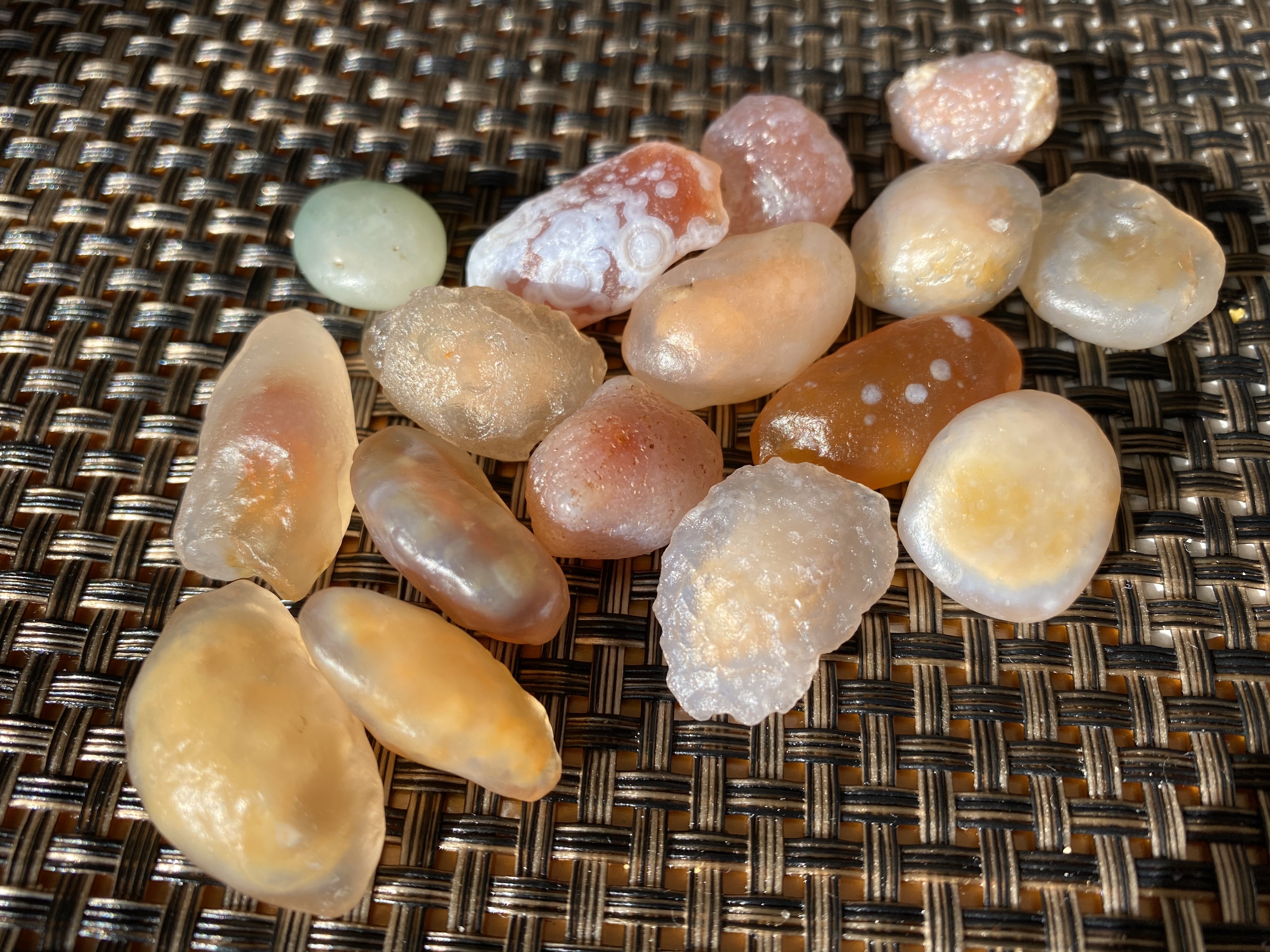 ゴビ石−49 ゴビ瑪瑙 原石 ビーズ キャラメル色