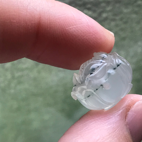 ゴビ石−ゴビ瑪瑙 手彫り 花 緑の点々 天然石 KIKI 通販 9897267  