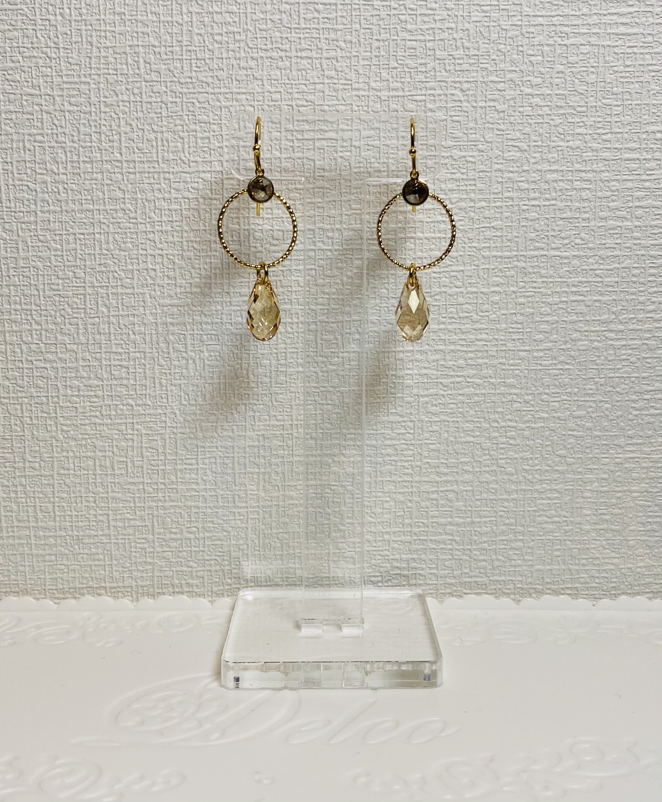 NO.415 サークルメタルとしずく型スワロフスキーのゴールドピアス  