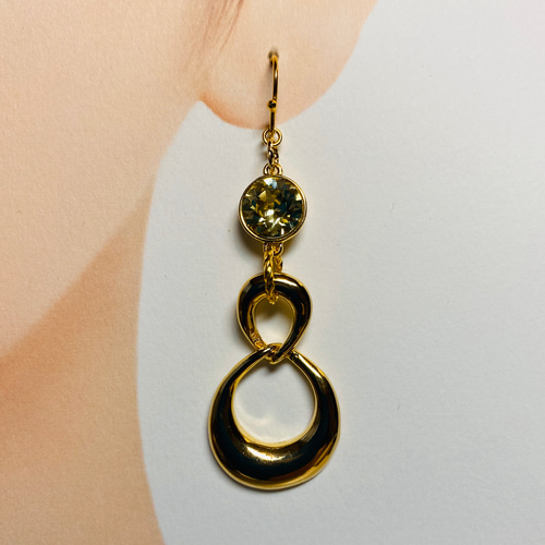 NO.301 繋がった大小メタルとスワロフスキーのゴールドピアス ピアス  