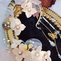 耳なし手作りの花のイヤリング、ブライダルティアラ、スリーピースのジュエリー。 1枚目の画像