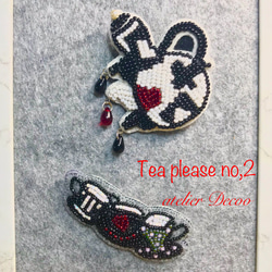 アリスのティーセットビーズ刺繍ブローチ(Tea please no,2) 1枚目の画像