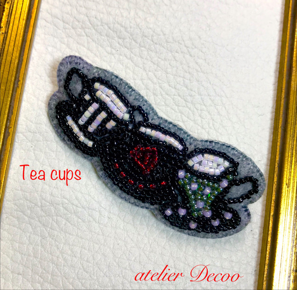 アリスのティーセットビーズ刺繍ブローチ(Tea please no,2) 4枚目の画像