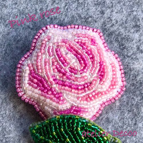 Pink rose(ピンクの薔薇)ビーズ刺繍ブローチ ブローチ atelier Decoo