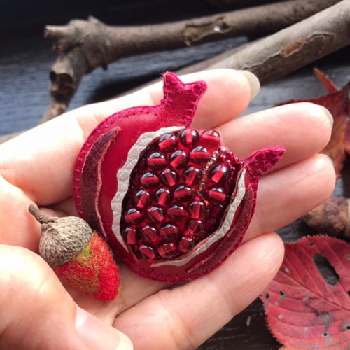 果物シリーズ 柘榴(ザクロ)のビーズ刺繍ブローチ(受注制作