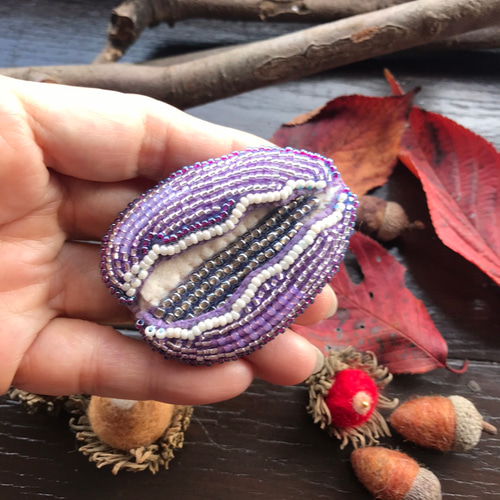 果実シリーズ あけび(木通)のビーズ刺繍ブローチ ブローチ