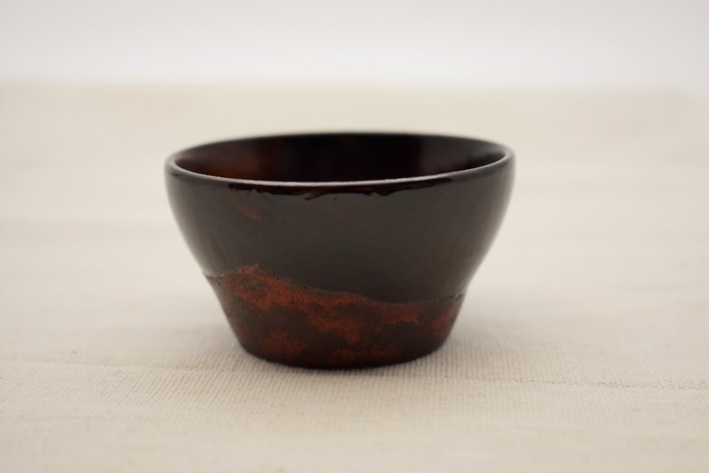 ぐいのみ      石目朱と黒砥出し