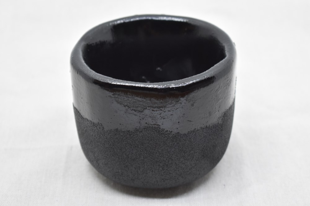 手彫茶椀　黒漆黒石目砥出紫漆