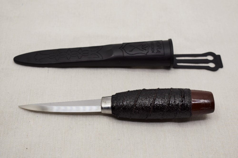 モーラナイフウッドカービン106  綿糸編込み朱漆黒漆砥出柄