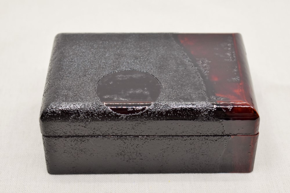 小箱　　黒石目研出朱漆塗別溜塗