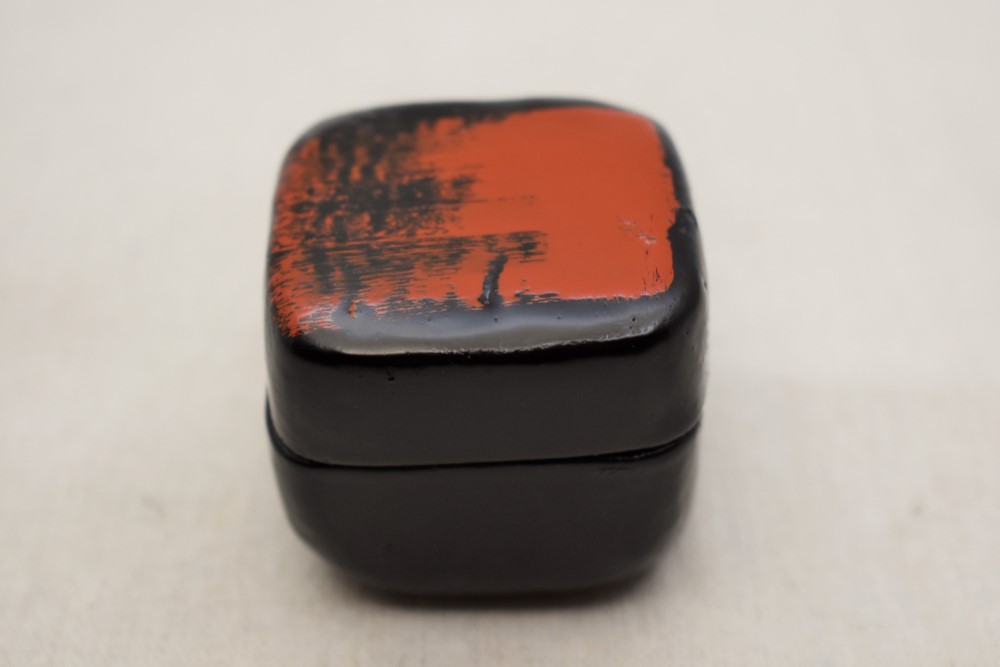 手彫小箱　マホガニー　黒漆朱漆