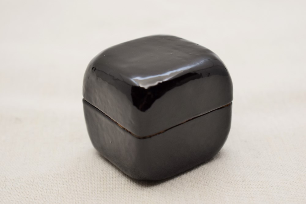 手彫小箱　マホガニー　黒漆白漆