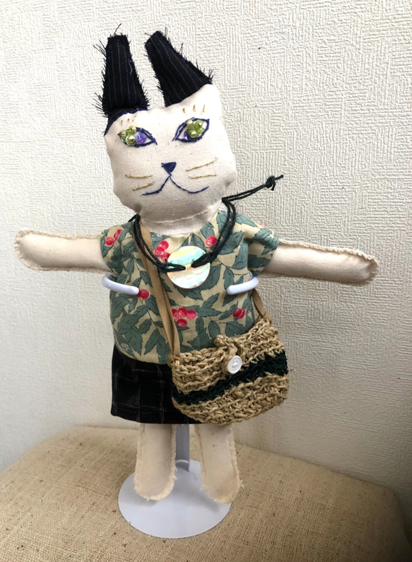 ハンドメイド にゃんこドール「葉っぱ模様のブラウス／麻かご」 2枚目の画像