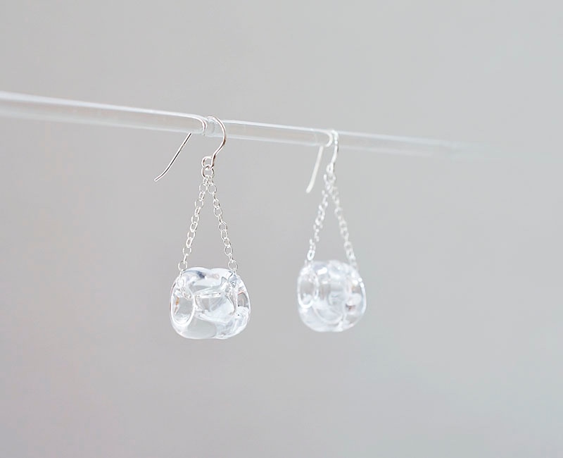 ガラスアクセサリー melted ice cube earrings