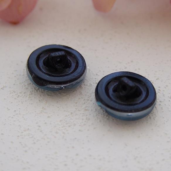 【2個セット】ヴィンテージ ドイツ ブルー＆ブラック ガラス ボタン  ハンドメイド 素材 アンティーク レトロ 3枚目の画像
