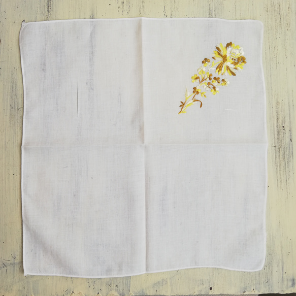 ヴィンテージ  ハンカチ  イエロー フラワー  黄色 お花 刺繍ハンドメイド素材 1枚目の画像