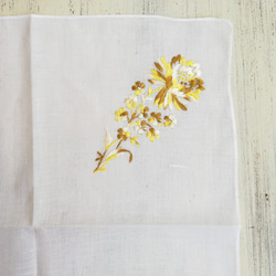 ヴィンテージ  ハンカチ  イエロー フラワー  黄色 お花 刺繍ハンドメイド素材 2枚目の画像