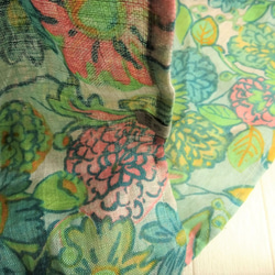 リネン・シングルガーゼのストール　花柄　グリーン系（亜麻色） 3枚目の画像