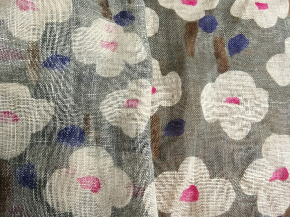 花柄リネン シングルガーゼのストール　グレー系 4枚目の画像