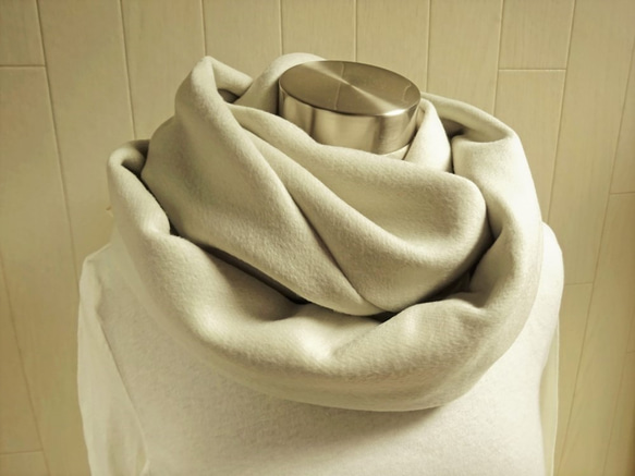 蓬鬆的羊毛圍巾牡蠣白色 第1張的照片