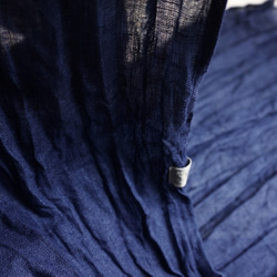 インディゴ染め　リネン シングルガーゼのストール　ブルー 4枚目の画像