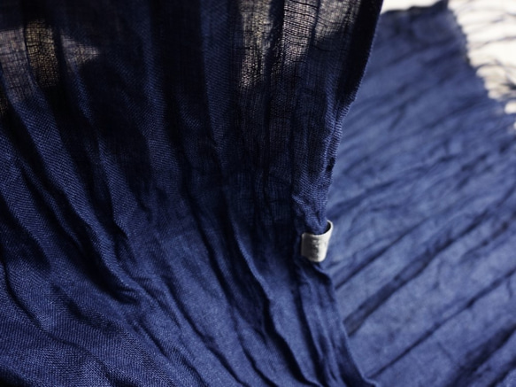 インディゴ染め　リネン シングルガーゼのストール　ブルー 4枚目の画像