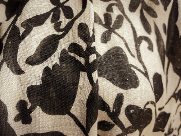 花柄リネン シングルガーゼの手ぬぐい　亜麻色×黒 4枚目の画像
