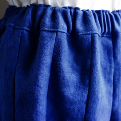 厚手アイリッシュ リネンのタックスカート　青　７４㎝丈　 3枚目の画像