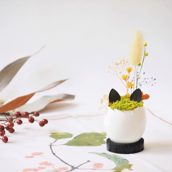 花の猫型盆栽『タマゴノコネコ　活発な黄色』 1枚目の画像