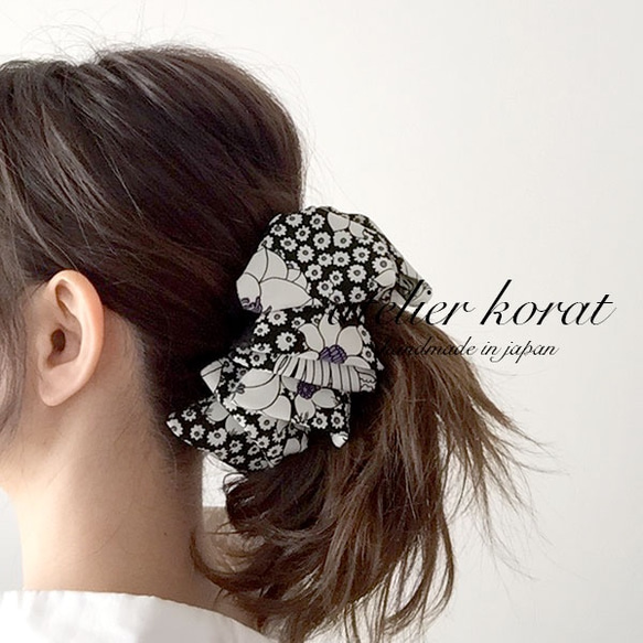 【送料無料】＊バナナクリップ＊ Black and white flower＊下から挟んでとめるだけ 簡単ヘアアレンジ 1枚目の画像