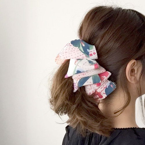 バナナクリップ flower red＊下から挟んでとめるだけ 簡単ヘアアレンジ 