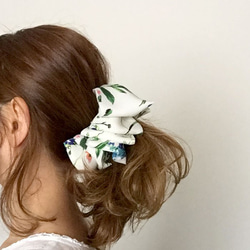 ＊バナナクリップ white botanical＊下から挟んでとめるだけ 簡単ヘアアレンジ 1枚目の画像