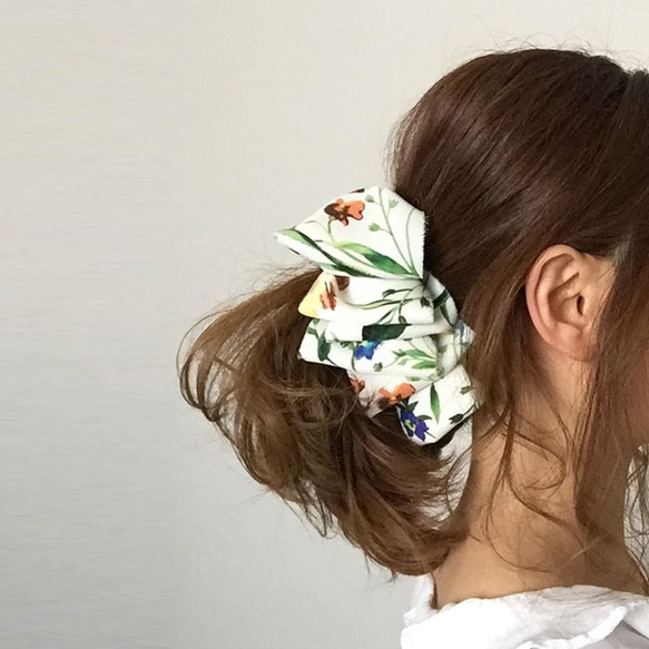 ＊バナナクリップ white botanical＊下から挟んでとめるだけ 簡単ヘアアレンジ 2枚目の画像