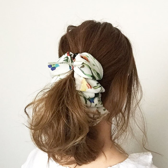 ＊バナナクリップ white botanical＊下から挟んでとめるだけ 簡単ヘアアレンジ 6枚目の画像