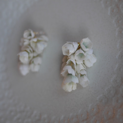 布花 bouquet イヤリング white 3枚目の画像