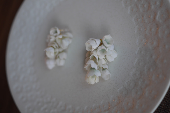 布花 bouquet イヤリング white 3枚目の画像