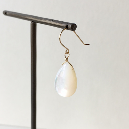K18・K10】 大粒白蝶貝 ペアシェイプ 1粒ドロップピアス －イヤリング