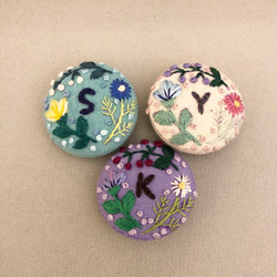 花リース刺繍のイニシャルヘアゴム(受注製作) ヘアゴム 手刺繍