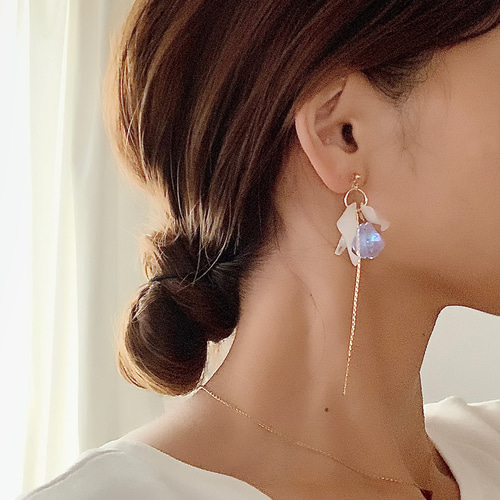 褒められ・:*】白とオーロラの花びら ピアス/イヤリング✴︎人気です