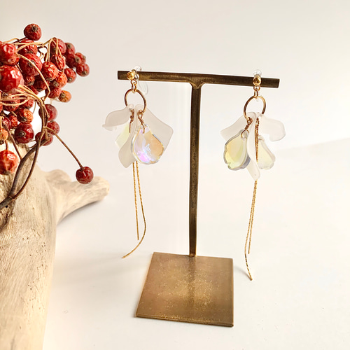 褒められ・:*】白とオーロラの花びら ピアス/イヤリング✴︎人気です