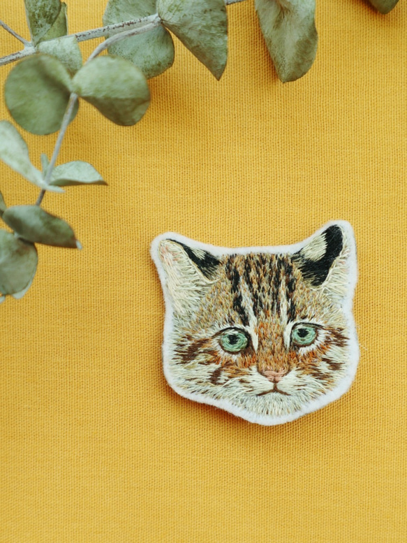 Bridge of Peace｜leopard cat brooch 石虎手工刺繡胸針 第1張的照片