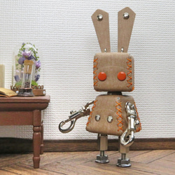 ウサギ型革ロボット レザビット（クルミ色） 2枚目の画像